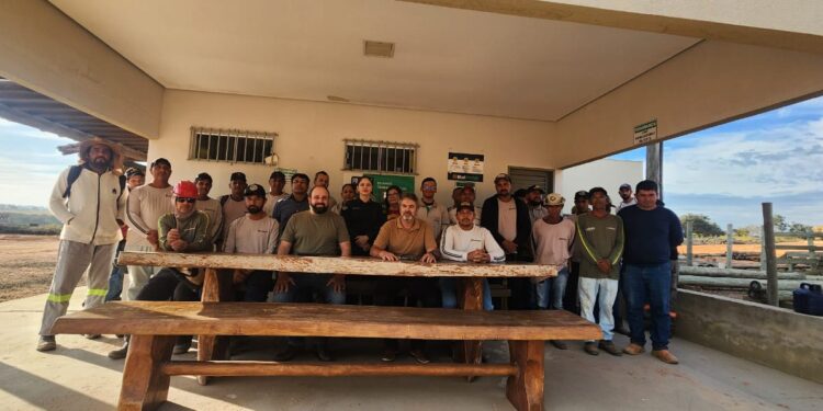 Polícia Militar realiza palestra sobre violência doméstica para colaboradores da empresa MadImune em Coxim