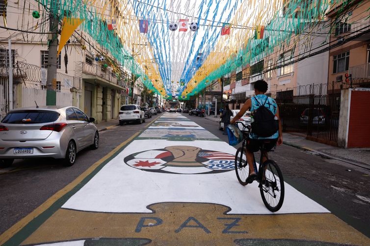 Rio de Janeiro (RJ), 09/06/2026 - Rua Pereira Nunes, em Vila Isabel, zona norte da cidade, pintada e enfeitada para a Copa do Mundo de Futebol 2026.  Foto: Tânia Rêgo/Agência Brasil