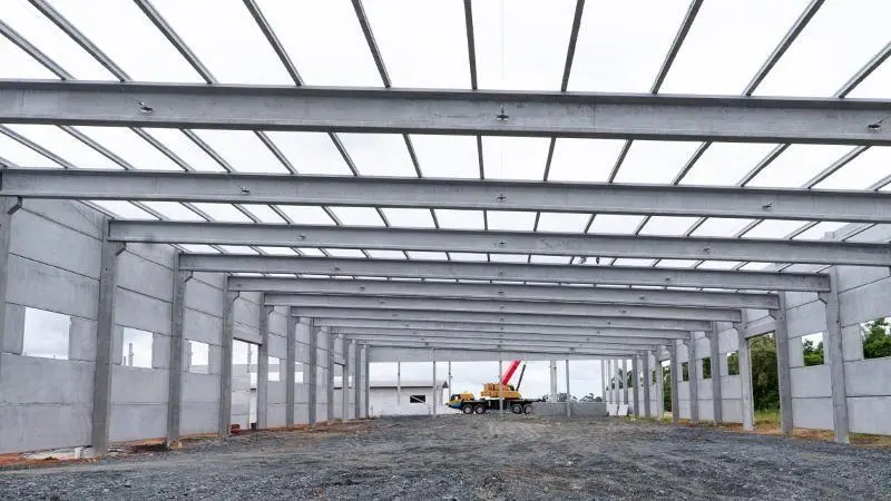 roaço atua na fabricação de estruturas metálicas, concreto pré-fabricado e telhas usadas na construção de lojas, galpões e centros logísticos pelo Brasil.