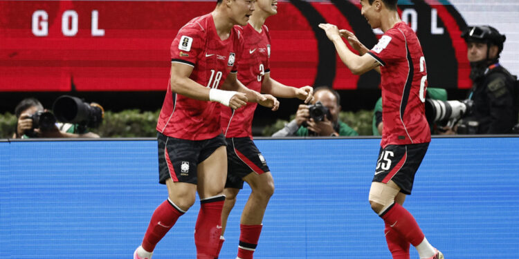 Sul-coreanos viram sobre a República Tcheca e largam bem no Mundial