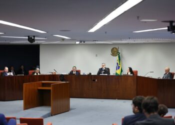 STF condena Eduardo Bolsonaro a 4 anos e 2 meses por coação no curso do processo