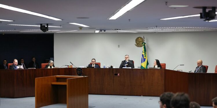 STF condena Eduardo Bolsonaro a 4 anos e 2 meses por coação no curso do processo