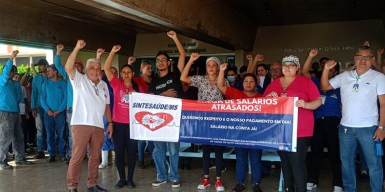 Trabalhadores da Santa Casa fazem protesto por salários atrasados em Campo Grande