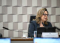 À mesa, presidente da CEsp, senadora Leila Barros (PDT-DF), conduz audiência.