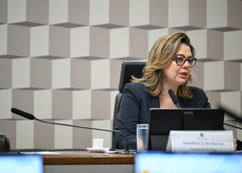 À mesa, presidente da CEsp, senadora Leila Barros (PDT-DF), conduz audiência.