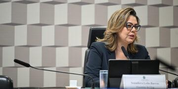 À mesa, presidente da CEsp, senadora Leila Barros (PDT-DF), conduz audiência.