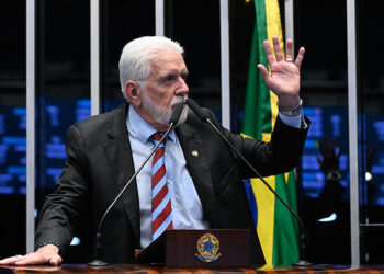 Em discurso, à tribuna, senador Jaques Wagner (PT-BA).