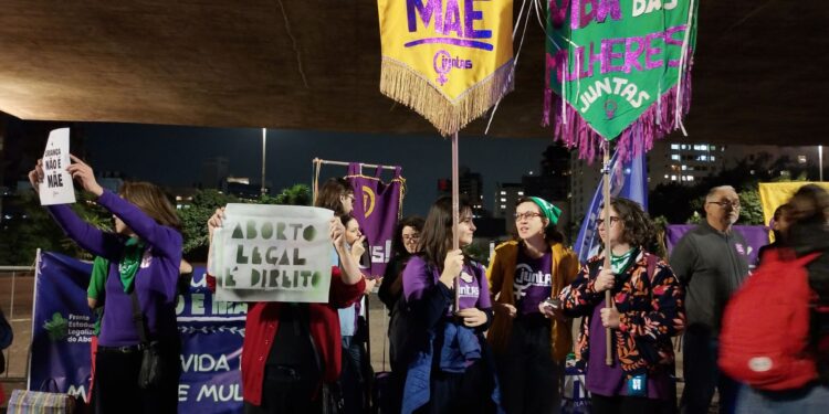 Atos protestam contra anulação de amparo a meninas vítimas de estupro