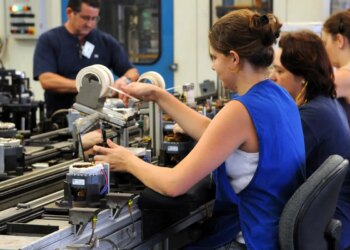 Brasil cria mais de 54,8 mil vagas para jovens aprendizes até abril