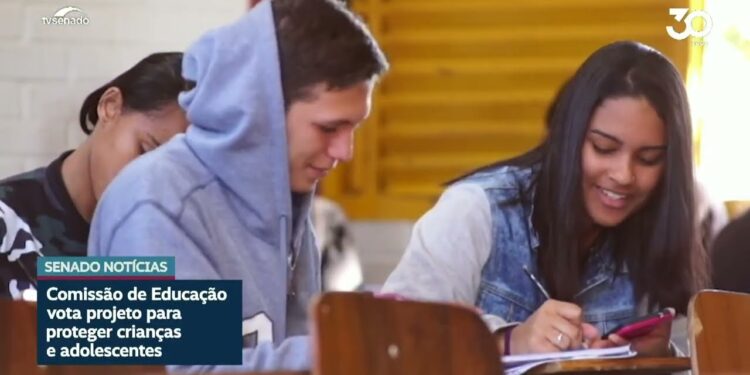 CE vota autorização judicial para menores em shows transmitidos na internet