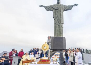 Celebração de Corpus Christi colore as ruas e reúne fiéis pelo país
