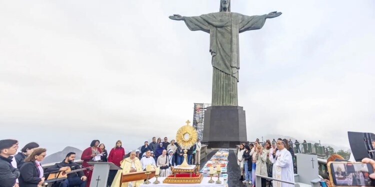 Celebração de Corpus Christi colore as ruas e reúne fiéis pelo país