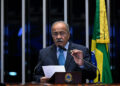 À tribuna,  em discurso, senador Chico Rodrigues (PSB-RR).