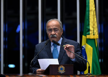 À tribuna,  em discurso, senador Chico Rodrigues (PSB-RR).