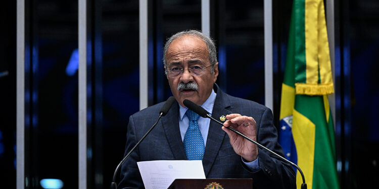 À tribuna,  em discurso, senador Chico Rodrigues (PSB-RR).