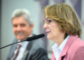 À mesa, presidente da CDH, senadora Damares Alves (Republicanos-DF), conduz reunião.