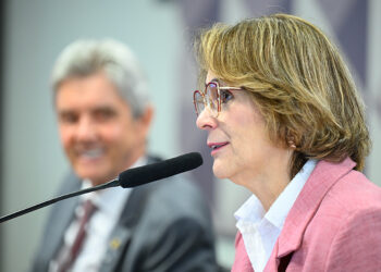 À mesa, presidente da CDH, senadora Damares Alves (Republicanos-DF), conduz reunião.