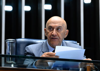 À mesa, 2º secretário da Mesa do Senado Federal, senador Confúcio Moura (MDB-RO), conduz sessão.