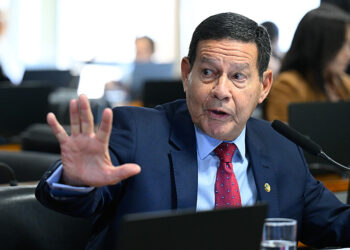 À bancada, em pronunciamento, senador Hamilton Mourão (Republicanos-RS).