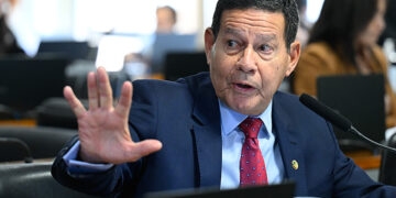 À bancada, em pronunciamento, senador Hamilton Mourão (Republicanos-RS).