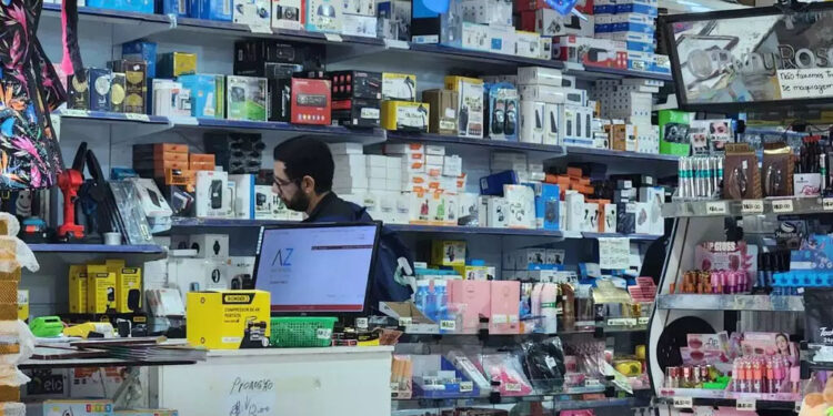 Fiscalização apreende eletrônicos e acessórios em comércios do Centro de Campo Grande