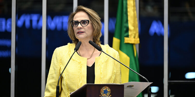 À tribuna, em discurso, senadora Damares Alves (Republicanos-DF).