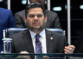 À mesa, presidente do Senado Federal, senador Davi Alcolumbre (União-AP), conduz sessão.