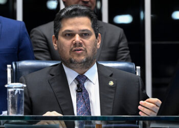 À mesa, presidente do Senado Federal, senador Davi Alcolumbre (União-AP), conduz sessão.