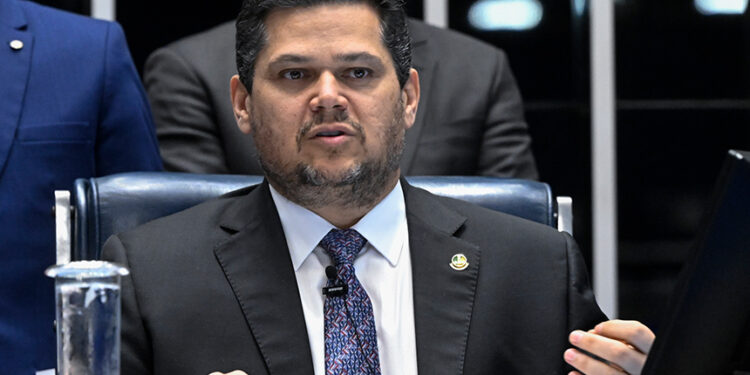 À mesa, presidente do Senado Federal, senador Davi Alcolumbre (União-AP), conduz sessão.