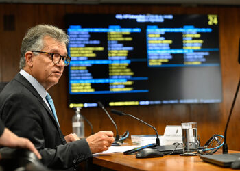 À mesa, presidente em exercício da CCJ, senador Laércio Oliveira (PP-SE).
