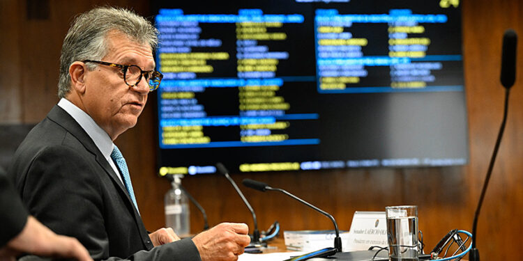 À mesa, presidente em exercício da CCJ, senador Laércio Oliveira (PP-SE).