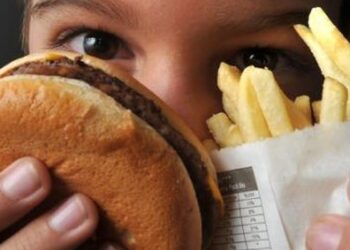 Excesso de telas contribui para obesidade de jovens, diz nutricionista