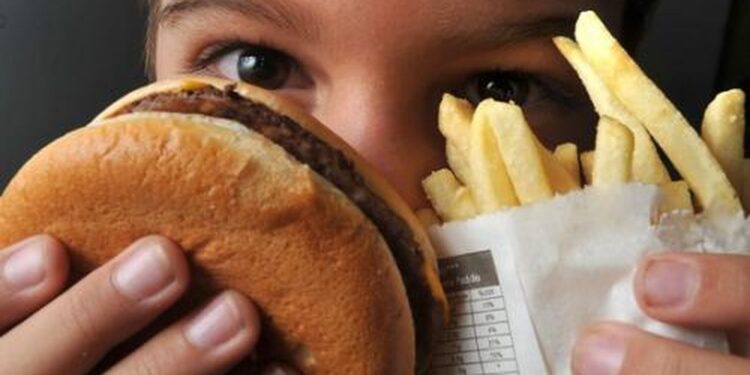 Excesso de telas contribui para obesidade de jovens, diz nutricionista