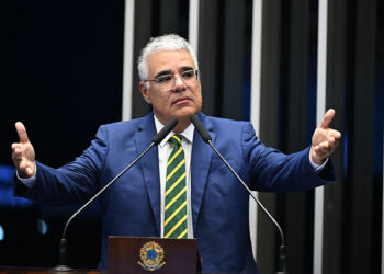 À tribuna, em discurso, senador Eduardo Girão (Novo-CE).