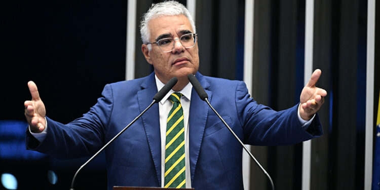 À tribuna, em discurso, senador Eduardo Girão (Novo-CE).
