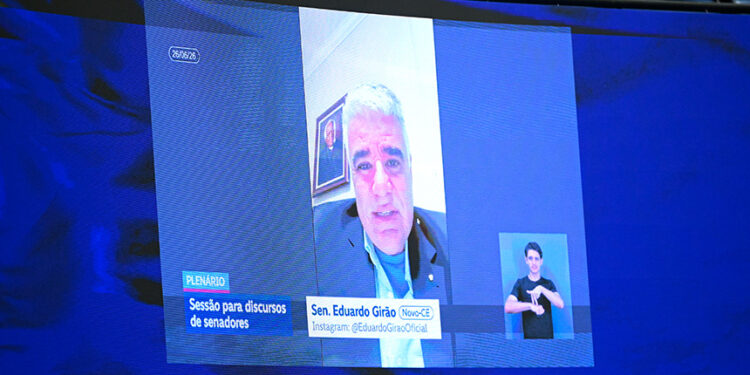 Telão exibem à mesa, senadora Damares Alves (Republicanos-DF).
