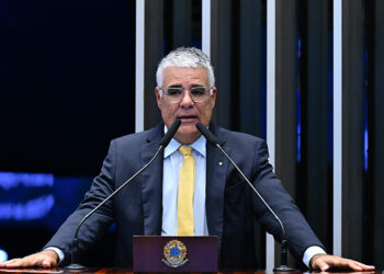 À tribuna, em discurso, senador Eduardo Girão (Novo-CE).