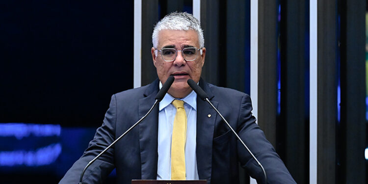 À tribuna, em discurso, senador Eduardo Girão (Novo-CE).