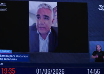 Telão exibe, pronunciamento, via videoconferência, senador Eduardo Girão (Novo-CE).