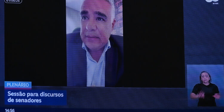 Telão exibe, pronunciamento, via videoconferência, senador Eduardo Girão (Novo-CE).