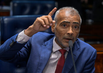 Senador Romário (PL-RJ) em pronunciamento à bancada.