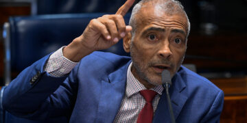 Senador Romário (PL-RJ) em pronunciamento à bancada.