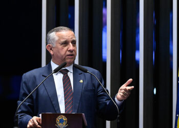 Senador Izalci Lucas (PL-DF) em discurso à tribuna.
