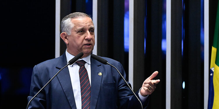 Senador Izalci Lucas (PL-DF) em discurso à tribuna.