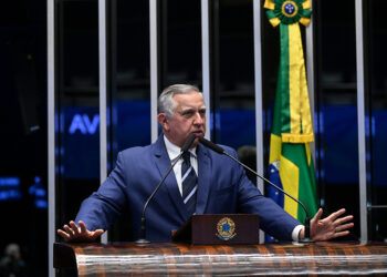 Em discurso,  à tribuna,  senador Izalci Lucas (PL-DF).