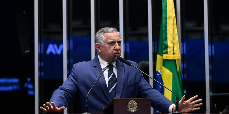 Em discurso,  à tribuna,  senador Izalci Lucas (PL-DF).