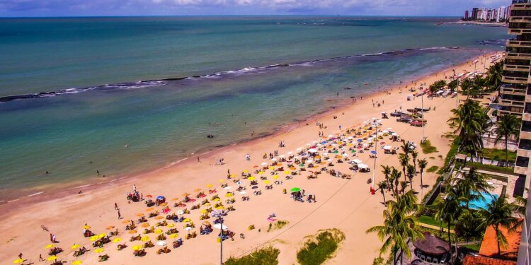 Jovem de 19 anos é atacada por tubarão na Praia de Boa Viagem