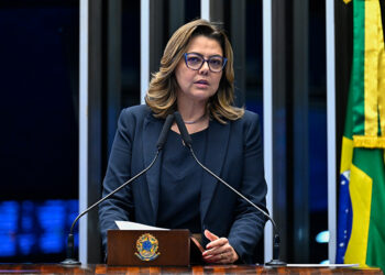 Em discurso, à tribuna, senadora Leila Barros (PDT-DF).