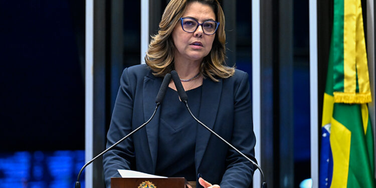 Em discurso, à tribuna, senadora Leila Barros (PDT-DF).