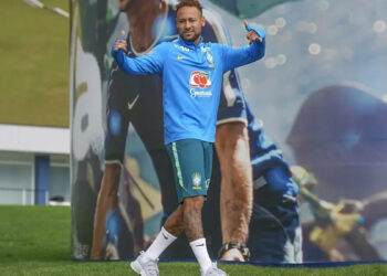 Após lesão, Neymar volta ao campo em treino da Seleção Brasileira